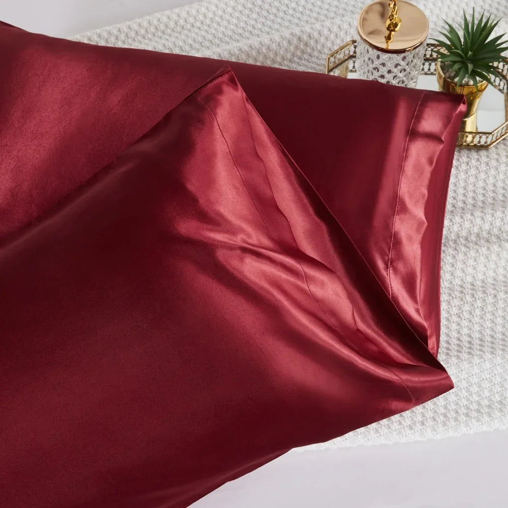 Détail du rabat d'une taie d'oreiller satinée