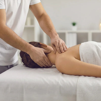 Massage de la nuque et des épaules sur une table de massage